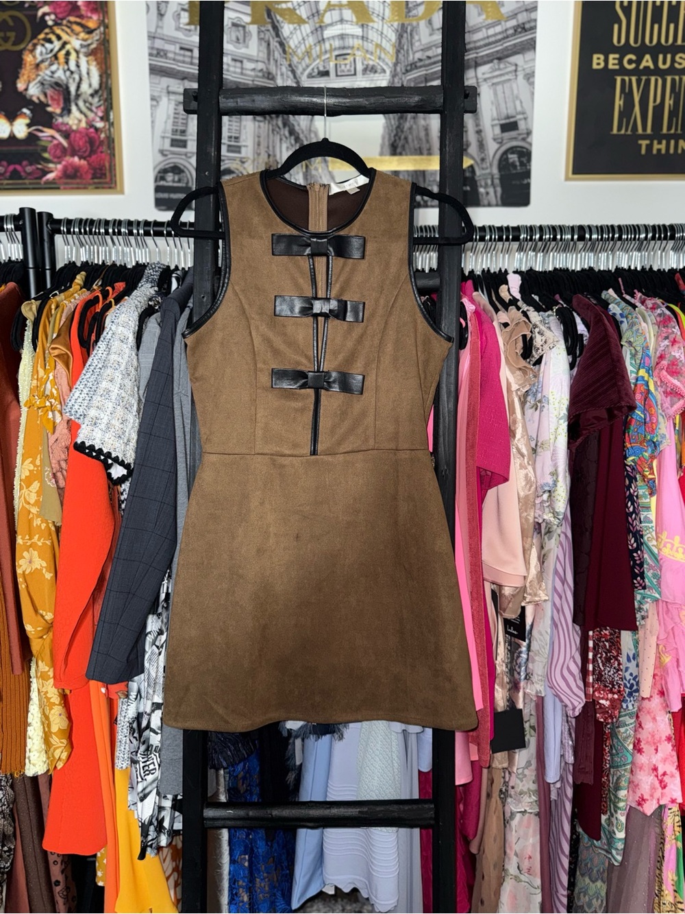 Flat White Faux Suede Bow Trim Sleeveless Mini Dress Brown Womens Small EUC - Picture 6 of 14